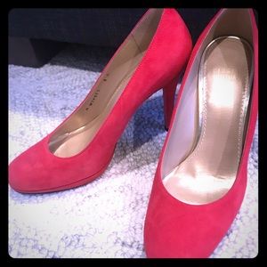 Size 8 Stuart Weitzman suede heels